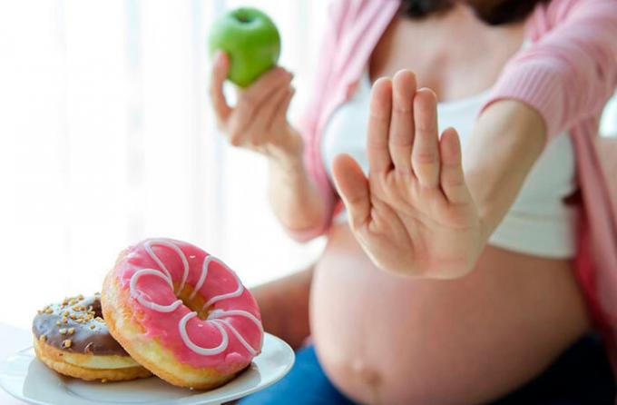 Snabbmat och alkohol - inte alla produkter som är att ge under graviditet (fotokälla: shutterstosk.com)
