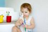 Välja en tandborste och tandkräm för ett barn: råd från tandläkare