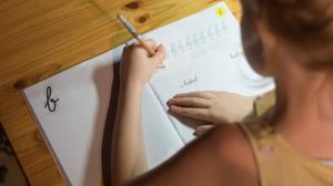 Vad du ska göra om ditt barn skriver med fel: 5 användbara tips