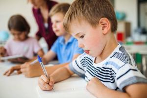 Hur man fixar dålig handskrift hos ett barn: tips för föräldrar