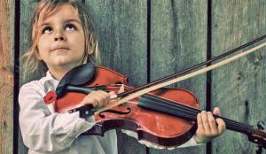 Hur att lära sig spela på musikinstrument är inbäddad i tankeutvecklingen hos barn