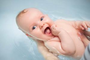 Hur man bada en nyfödd: varje mamma bör veta