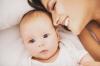 Vågar och skorpor på huvudet hos spädbarn: 3 skäl och det rätta sättet att rena
