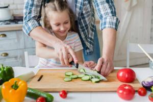 Liten hjälpare: hur man lär ett barn att slarvigt slingra sig med en kökskniv
