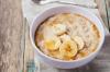 Vad man ska laga till frukost för ett barn: majsgröt med banantoppning (recept)