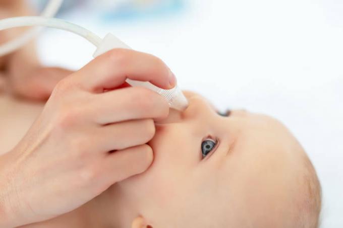 Är det möjligt att droppa bröstmjölk i barnets näsa: svarar Dr. Komarovsky