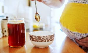 Kan jag äta honung under graviditeten: Fördelar och nackdelar
