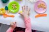 4 sätt att ta med ett barn i köket medan mamma är redo: spel för små