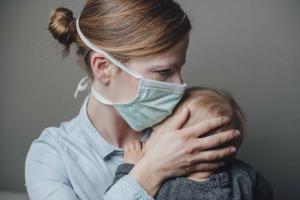 Hur man överlever en sjukdom med en baby i armarna