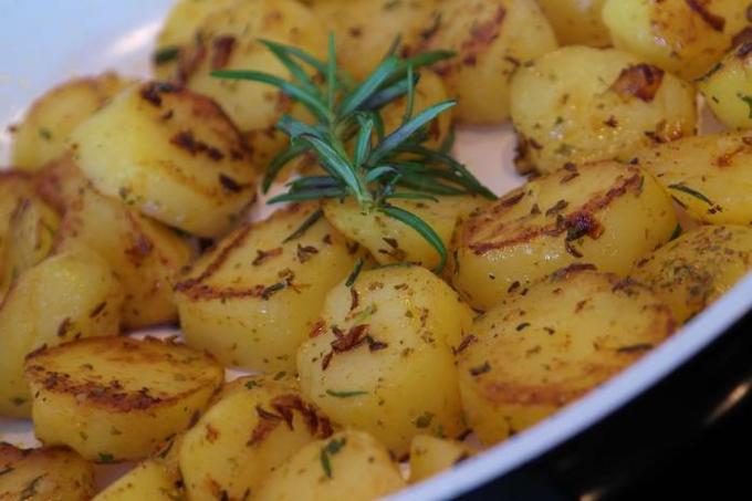 Kungliga potatisar med vitlök och örter: ett recept som kommer att vinna dig