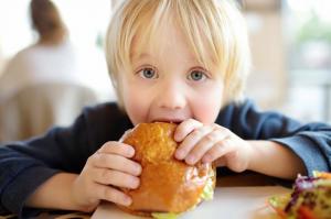 Inga korvar och korvar: mat i skolmatsal är en hälsosam norm