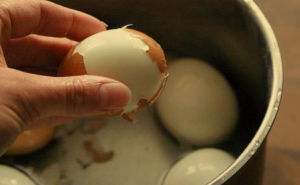 Hur man väljer äggen och koka dem, så att de är lätta att rengöra