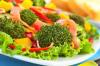 Vad man ska laga till en skolpojke till middag: broccoli sallad med bacon och mango