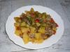 Potatis med kött och grönsaker i en hylsa