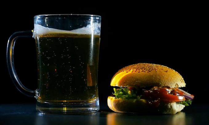 Hamburgare och öl - Burger och en öl