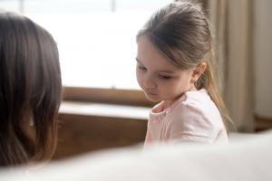 Hur man lär ett barn att lita på sina föräldrar: enkla tips