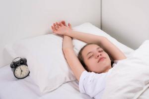 Hur korrekt väcka barnet så att han vaknade upp med glädje: Top 5 tips och spel