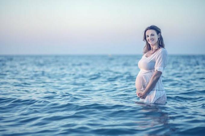 Hur man väljer rätt baddräkt för en gravid kvinna: bästa tips