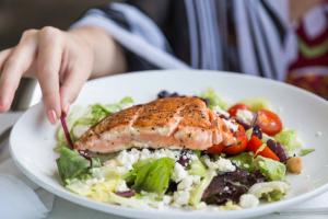 Vad du behöver äta för att fördröja klimakteriet: en studie av forskare