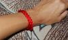 5 viktiga fakta om den röda tråden på hennes handled
