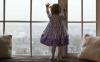 Hur man skyddar ett barn från att falla ut genom fönstret: experter rekommenderar