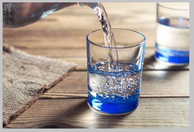 Många läkare säger att i dag bör du dricka 1,5 liter vatten. Dock är varje person annorlunda. Det beror på kroppsvikt, fysisk aktivitet under dagen, den omgivande temperaturen och andra faktorer. Försök själv att känna din kropp, förebygga törst och uttorkning.